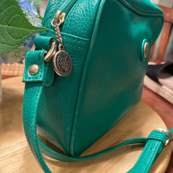 Liz Claiborne Crossbody or shoulder purse Adds a Great pop of green. Gold metal. - Picture 13 of 17